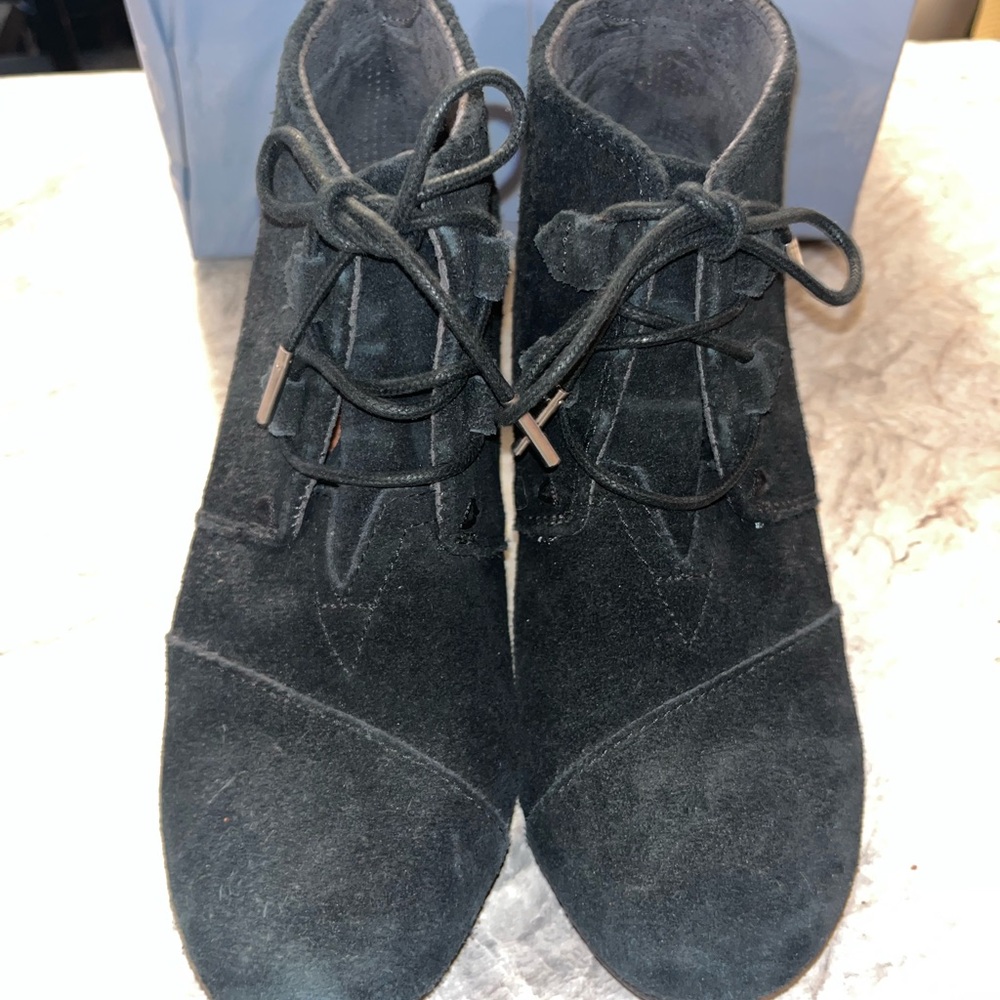 Tom's Women's Suede Black Wedge Lace Up Ankle Booties Size 9W - used, like new